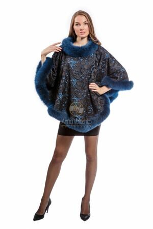 Кружевное пончо цвета морской волны с меховой отделкой из песца